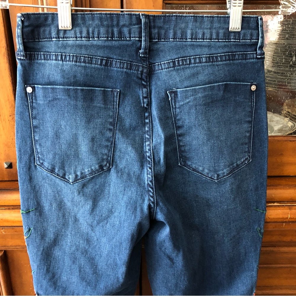 EUC Just Fab embroidered jeans - Picture 4 of 9